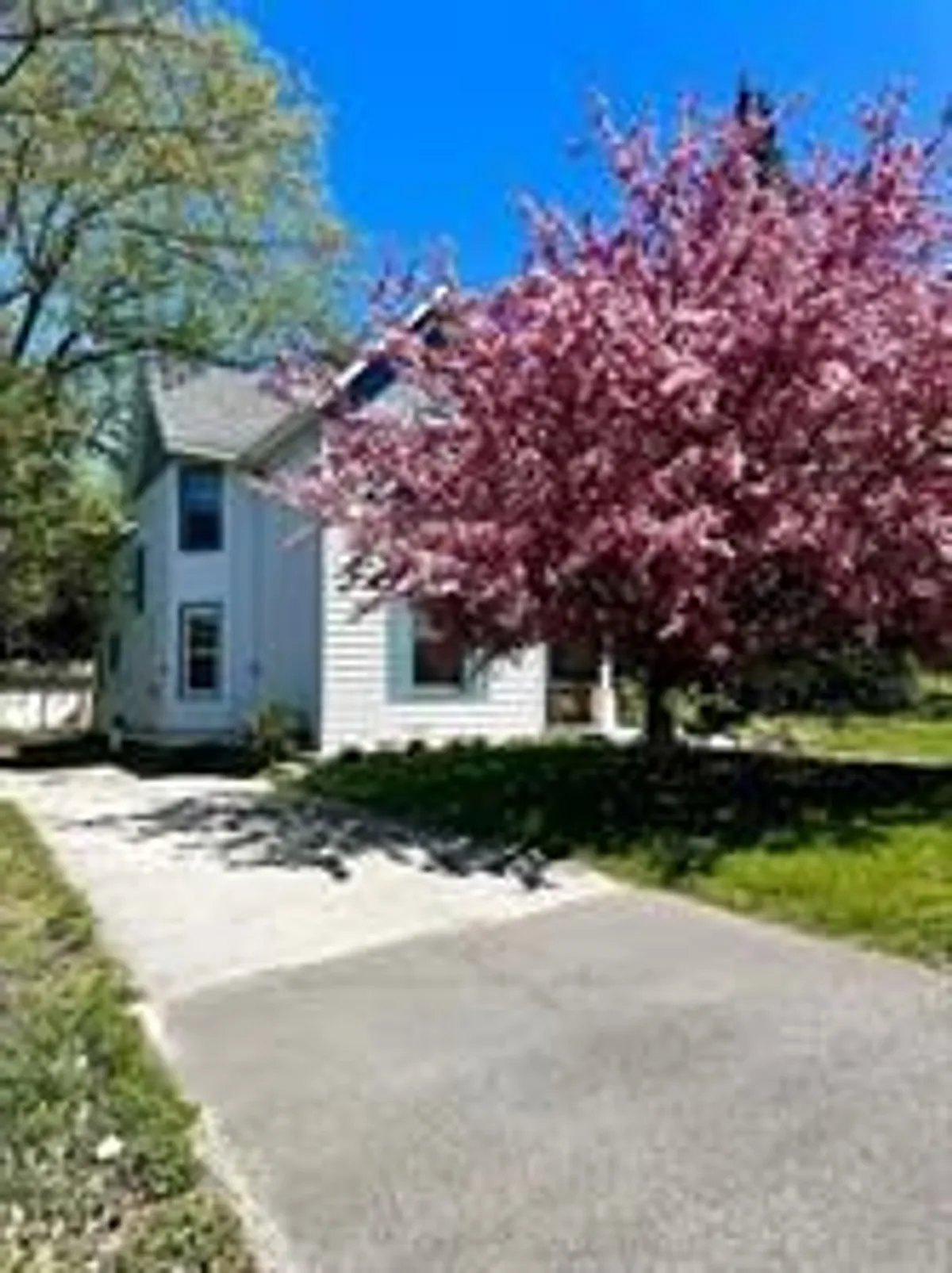 Detached Parry Sound home with garage on a town lot